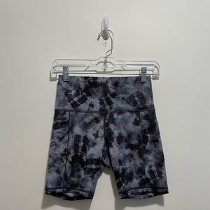 Athleta Salutation Stash 7” Shorts